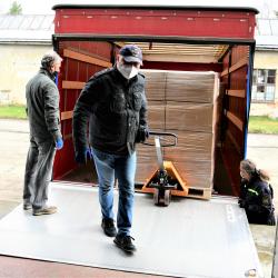 Hasičská auta s ochrannými pomůckami dorazila v úterý 13. dubna do centrálního skladu JčK v areálu Jihočeského letiště v Plané u Českých Budějovic krátce před 13. hodinou. Auta vyložili a následnou distribuci zajišťovali zaměstnanci kraje.