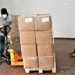 Hasičská auta s ochrannými pomůckami dorazila v úterý 13. dubna do centrálního skladu JčK v areálu Jihočeského letiště v Plané u Českých Budějovic krátce před 13. hodinou. Auta vyložili a následnou distribuci zajišťovali zaměstnanci kraje.