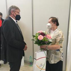Ve strakonickém OČKU byla v pondělí 12. dubna naočkována 17 000. dávka vakcíny proti nemoci covid-19. Alespoň jednou dávkou vakcíny byla naočkovaná 10 000. pacientka, kterou se stala 73letá Blažena Procházková. K vakcinaci jí pogratuloval ředitel Strakonické nemocnice Tomáš Fiala.