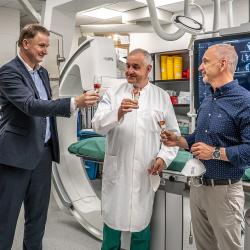Přípitek nealko nápojem. Zleva: generální ředitel Nemocnice České Budějovice, a.s. MUDr. Ing. Michal Šnorek, Ph.D., ředitel Kardiocentra Nemocnice České Budějovice, a.s. MUDr. Ladislav Pešl a hejtman Jihočeského kraje MUDr. Martin Kuba.