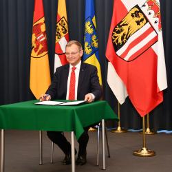Hornorakouský zemský hejtman Thomas Stelzer při podpis pracovního programu na roky 2021 až 2025.