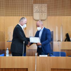 Ředitel Bezpečnostní informační služby (BIS) Michal Koudelka přijel dnes na Krajský úřad Jihočeského kraje přednášet studentům jihočeských gymnázií. Při této příležitosti byl panem hejtmanem Kubou povýšen do hodnosti brigádního generála. Zatím jen na území Jihočeského kraje.