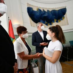 Studentky a studenti českobudějovické „zdrávky“ byli oceněni za dobrovolnickou činnost v době pandemie. Zleva: ředitel školy Karel Štix, vedoucí OŠMT Hana Šímová, náměstek Pavel Klíma a studentka Nicola Hrnčířová. 