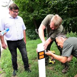 Kvůli bezpečnosti řidičů na silnicích otestuje kraj nové plašiče zvěře. Zleva: koordinátorka projektu Veronika Królová a náměstek hejtmana Pavel Hroch.