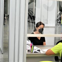 První zájemci o očkování bez registrace se shromáždili již před půl devátou ve středu 28. července u vchodu do OČKO centra na českobudějovickém výstavišti.