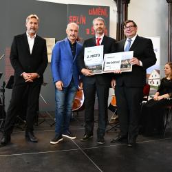 Na druhém místě se v soutěži Pět let s Programem obnovy venkova Jihočeského kraje umístil městys Stádlec s projektem „Památník obětem holocaustu“. Pro cenu si přišel starosta Milan Kelich. 