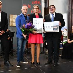 Na třetím místě v soutěži Pět let s Programem obnovy venkova Jihočeského kraje se umístila obec Žďár se svým projektem „Oprava budovy hasičské zbrojnice v Nové Vsi“. Cenu převzala starostka Martina Manová.