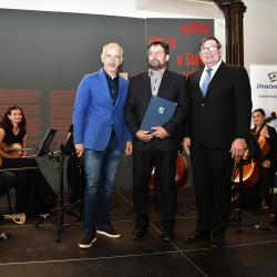 Za udržování řemesel a zvykoslovných tradic, propagaci tanečního sečení kosou, tradice jihočeského masopustu a ochotnického divadla získal ocenění také Miroslav Šobr. 