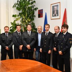Družstvo JSDHO Velešín a hejtman Martin Kuba.