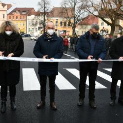 Slavnostní střihání pásky v Trhových Svinech. Zleva: starostka města Věra Korčaková, hejtman Jihočeského kraje Martin Kuba, ředitel oblasti Jih České Budějovice firmy STRABAG a.s. Jan Michalec a manager projektu za Územní odbor IROP pro JčK Jan Nepraš.