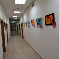 V každém obrázku je kousek našeho srdce. Na krajském úřadu vystavuje Chelčický domov sv. Linharta.