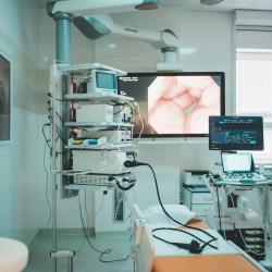 Nemocnice České Budějovice, a.s. v pátek 25. února slavnostně otevřela nové prostory endoskopického centra Gastroenterologického oddělení a hemodialyzačního střediska Interního oddělení .