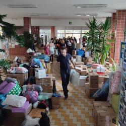Gymnázium Strakonice vypravilo k ukrajinským hranicím sedm dodávek s materiální sbírkou (foto: Gymnázium Strakonice).