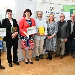 2. & 3. sdílené místo putuje do Kostelní Radouně a Včelné. Zleva: zastupitel Kostelní Radouně Ing. Václav Lukš, správkyně webu Ing. Miroslava Pucandlová, starostka Včelné Miroslava Stránská a Mgr. František Mareš, editor webu Včelná,Lucie Kozlová – náměstkyně hejtmana Jihočeského kraje pro oblast IT a e-government, Tomáš Holenda – ředitel soutěže a předseda celostátní poroty soutěže Zlatý erb, Petr Vobejda – vedoucí odboru informatiky KÚ JČK a předseda poroty za Jihočeský kraj a ředitel GORDIC Ivan Kugler.