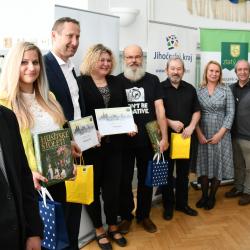 2. & 3. sdílené místo mezi městy putuje do Veselí ad Lužnicí a Trhových Svinů. Zleva:Petr Vobejda – vedoucí odboru informatiky KÚ JČK a předseda poroty za Jihočeský kraj, WM Ing. Hana Esserová a starosta Veselí nad Lužnicí Vít Rada. Dále starostka Trhových Svin Mgr. Věra Korčáková, informatik Ing. Václav Bílek a tajemník Ing. František Kolář, Lucie Kozlová – náměstkyně hejtmana Jihočeského kraje pro oblast IT a e-government, Tomáš Holenda a  Ivan Kugler.