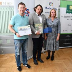 První místo mezi městy získává Tábor. Zleva: vedoucí oddělení výpočetní techniky Bc. Pavel Lešetický, starosta Tábora Štěpán Pavlík a Lucie Kozlová – náměstkyně hejtmana Jihočeského kraje pro oblast IT a e-government.