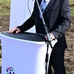 Poklepáním základního kamene odstartovala stavba východního obchvatu Vlachovo Březí. Promluvil starosta Vlachova Březí Lubomír Dragoun.