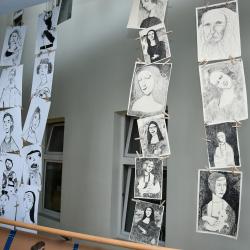 V budově krajského úřadu začala výstava „Děti maminkám“. Postarali se o ní žáci ZUŠ Bohuslava Jeremiáše v Českých Budějovicích.