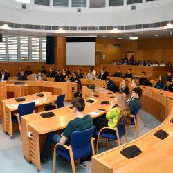 V kruhovém sále Zastupitelstva Jihočeského kraje se dnes konalo ustavujícího zasedání Jihočeského studentského parlamentu. 