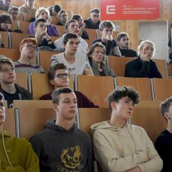 Dana Drábová mezi studenty. V Dukelské vznikl nový energetický obor.