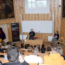 Dana Drábová mezi studenty. V Dukelské vznikl nový energetický obor.