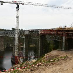 Stavba železničního mostu přes Orlík skončí v příštím roce. Znamená vyšší rychlost i komfort pro cestující.