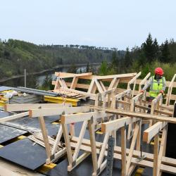 Stavba železničního mostu přes Orlík skončí v příštím roce. Znamená vyšší rychlost i komfort pro cestující.