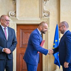 ministr předává ocenění řediteli Sekyrkovi