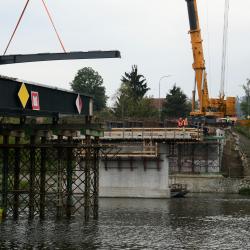 Stavba mostu v Týně nad Vltavou pokračuje montáží nosníků.