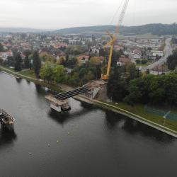 Stavba mostu v Týně nad Vltavou pokračuje montáží nosníků.