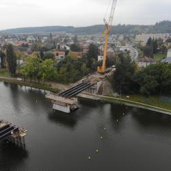 Stavba mostu v Týně nad Vltavou pokračuje montáží nosníků.