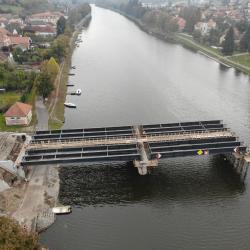 Stavba mostu v Týně nad Vltavou pokračuje montáží nosníků.