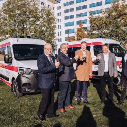 Ve čtvrtek 9. listopadu předali generální ředitelé dvou významných regionálních společností Madeta, a.s. a GW JIHOTRANS, a.s. předsedovi představenstva Nemocnice České Budějovice, a.s. dva sanitní vozy v celkové hodnotě 3,2 milionu korun. 