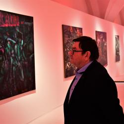 Alšova jihočeská galerie zahájila novou výstavní sezonu v Zámecké jízdárně v Hluboké nad Vltavou projektem „Oko, za oko, zub za zub!“ slovenského umělce Martina Gerboce.