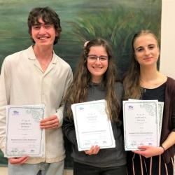 Komorní trio Konzervatoře České Budějovice ve složení Ema Mičanová, Evelyna Anežka Semrádová a Šimon Čermák.