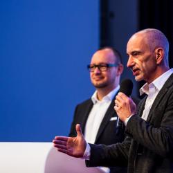Hejtman Martin Kuba a ředitel krajského úřadu Lukáš Glaser zahájili konferenci, která hledá cesty k účelnému využití umělé inteligence ve veřejné správě.