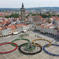 Náměstí Přemysla Otakara II. se proměnilo v obří olympijské kruhy (foto: Aleš Motejl / Art4Promotion)