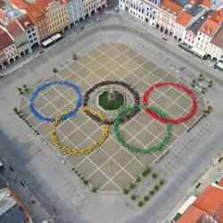 Náměstí Přemysla Otakara II. se proměnilo v obří olympijské kruhy (foto: Aleš Motejl / Art4Promotion)