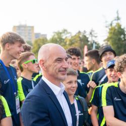 Velkolepé zahájení! Plamen Olympiády dětí a mládeže vyšlehl z řeky Vltavy.