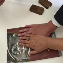 Historicky poprvé byly dnes představeny snubní prsteny Petra Voka z Rožmberka a Kateřiny z Ludanic. Jedná se o neobvyklé párové prsteny, které jsou osazeny broušenými smaragdy, rubíny a dozdobeny zeleným smaltem. Zlatníci je vytvořili podle digitálních modelů z autentických materiálů.