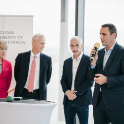 Generální ředitel Rolls-Royce SMR  - Chris CHOLERTON, hejtman Jihočeského kraje Martin KUBA a ředitel divize jaderná energetika a člen představenstva Skupiny ČEZ - Bohdan ZRONEK.