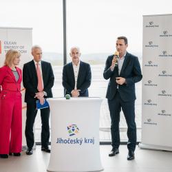 Generální ředitel Rolls-Royce SMR  - Chris CHOLERTON, hejtman Jihočeského kraje Martin KUBA a ředitel divize jaderná energetika a člen představenstva Skupiny ČEZ - Bohdan ZRONEK.