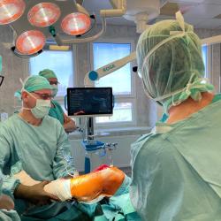 Nemocnice České Budějovice jako třetí v ČR provádí roboticky asistované operace kolenního kloubu.