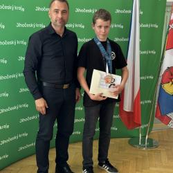 Za mimořádný úspěch přijal tým na Krajském úřadu Jihočeského kraje náměstek hejtmana pro školství a sport David Štojdl, který dětem, trenérce i rodičům osobně poděkoval a předal pamětní certifikáty. Pak celý oddíl pozval na pořádný steak!