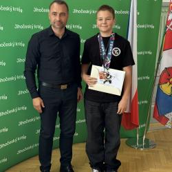 Za mimořádný úspěch přijal tým na Krajském úřadu Jihočeského kraje náměstek hejtmana pro školství a sport David Štojdl, který dětem, trenérce i rodičům osobně poděkoval a předal pamětní certifikáty. Pak celý oddíl pozval na pořádný steak!