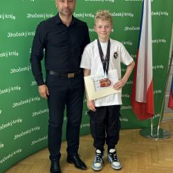 Za mimořádný úspěch přijal tým na Krajském úřadu Jihočeského kraje náměstek hejtmana pro školství a sport David Štojdl, který dětem, trenérce i rodičům osobně poděkoval a předal pamětní certifikáty. Pak celý oddíl pozval na pořádný steak!