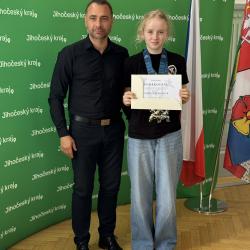 Za mimořádný úspěch přijal tým na Krajském úřadu Jihočeského kraje náměstek hejtmana pro školství a sport David Štojdl, který dětem, trenérce i rodičům osobně poděkoval a předal pamětní certifikáty. Pak celý oddíl pozval na pořádný steak!