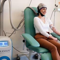 Nemocnice České Budějovice, a.s., rozšířila spektrum podpůrné onkologické péče o moderní chladicí systém PAXMAN. Speciální silikonová čepice během chemoterapie ochlazuje pokožku hlavy a výrazně snižuje riziko ztráty vlasů, typického nežádoucího účinku léčby.