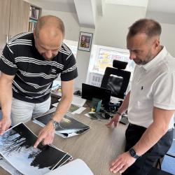 Ještě před několika lety byla střecha Obchodní akademie a Jazykové školy s právem státní jazykové zkoušky v Písku jen technickým prostorem. Dnes to tu šumí pestrým studentským životem.
