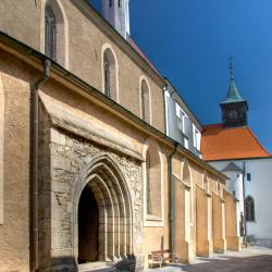 Muzeum Jindřichohradecka připravilo také na letošní prázdniny sérii nočních komentovaných prohlídek gotického kostela sv. Jana Křtitele ve Štítného ulici. Každý prázdninový pátek od 20.00 hodin se návštěvníci vydají do míst opředených pověstmi, tajemstvím i jedinečnou historií.